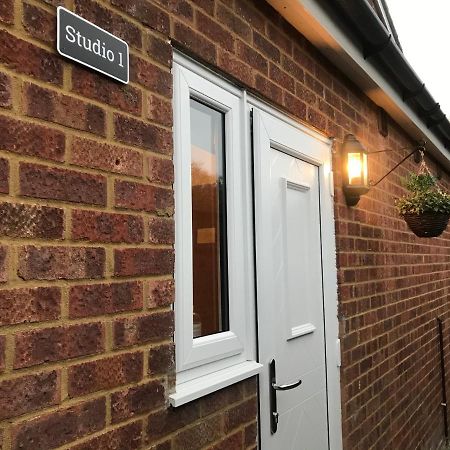 Studio-1-Staines/Heathrow/London-Own Entrance Buitenkant foto