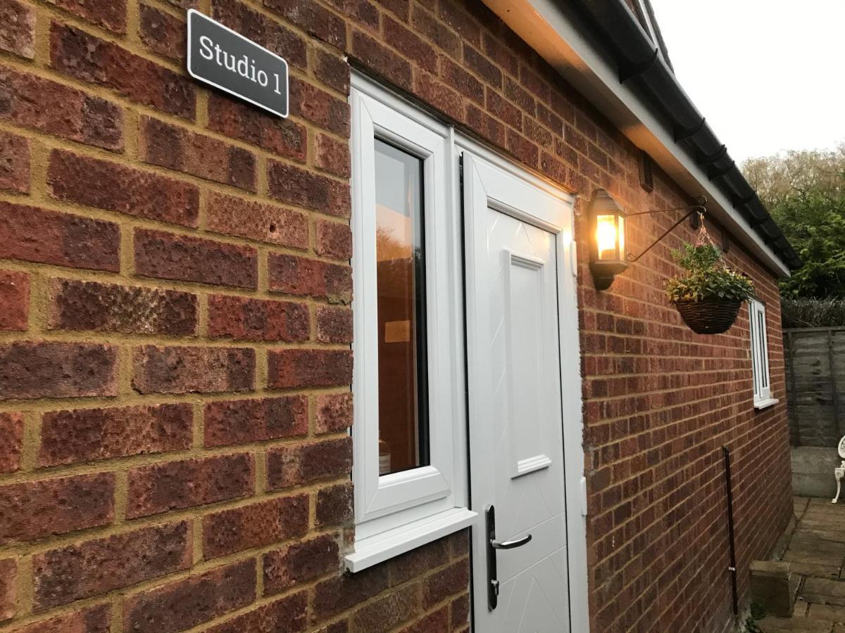 Studio-1-Staines/Heathrow/London-Own Entrance Buitenkant foto