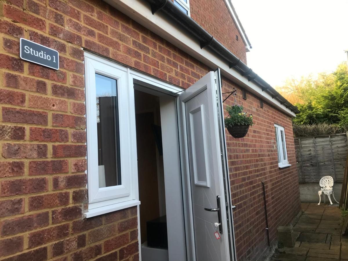 Studio-1-Staines/Heathrow/London-Own Entrance Buitenkant foto
