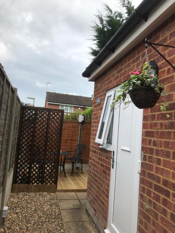 Studio-1-Staines/Heathrow/London-Own Entrance Buitenkant foto
