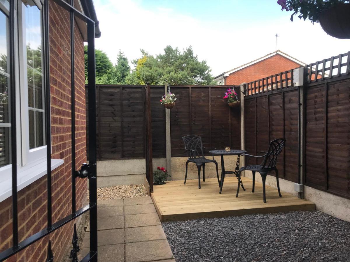 Studio-1-Staines/Heathrow/London-Own Entrance Buitenkant foto