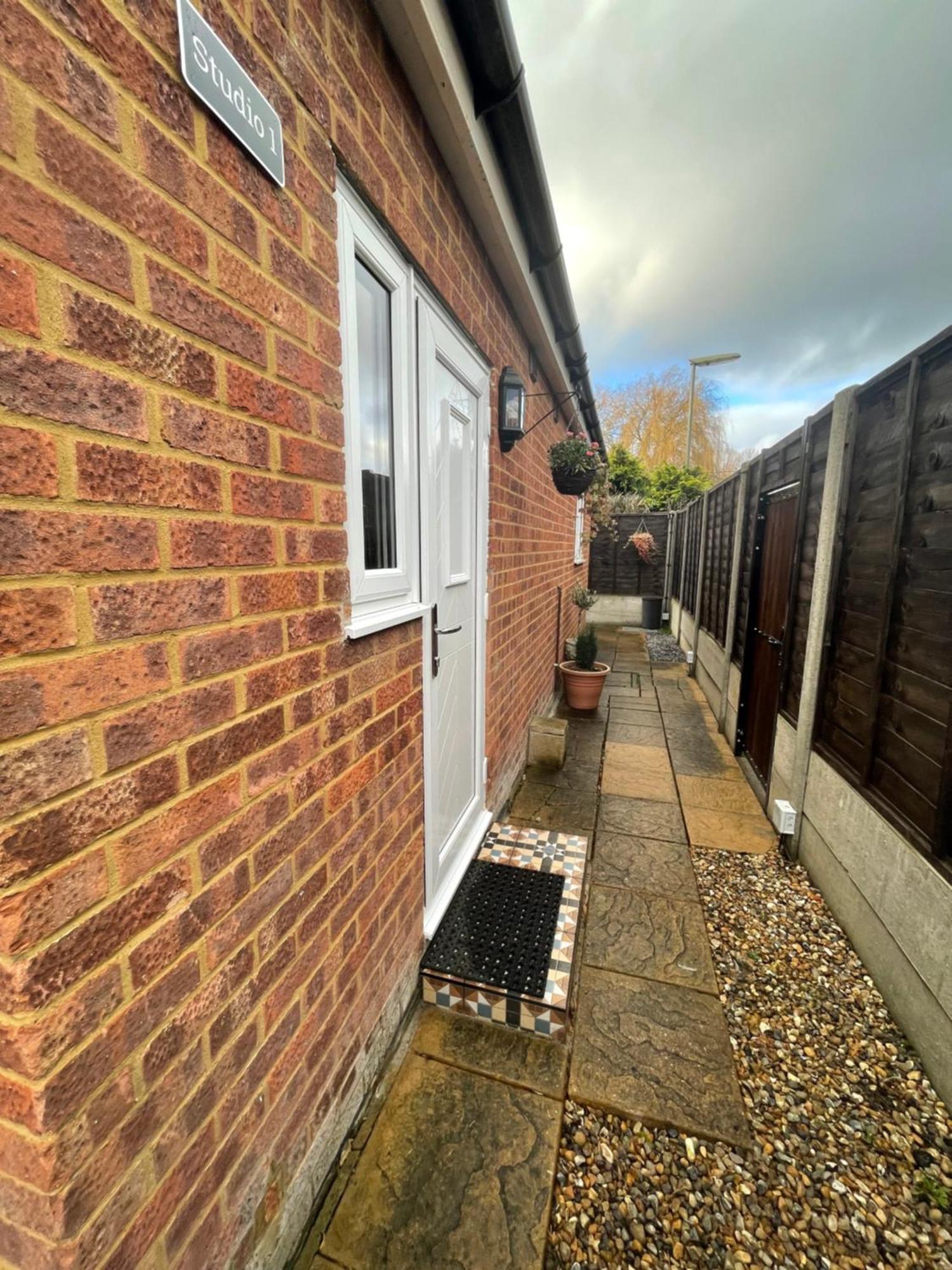 Studio-1-Staines/Heathrow/London-Own Entrance Buitenkant foto